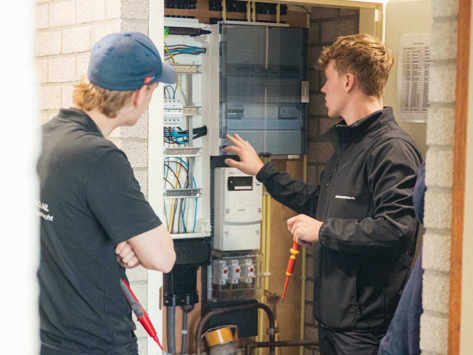 Elektromonteur aan het werk