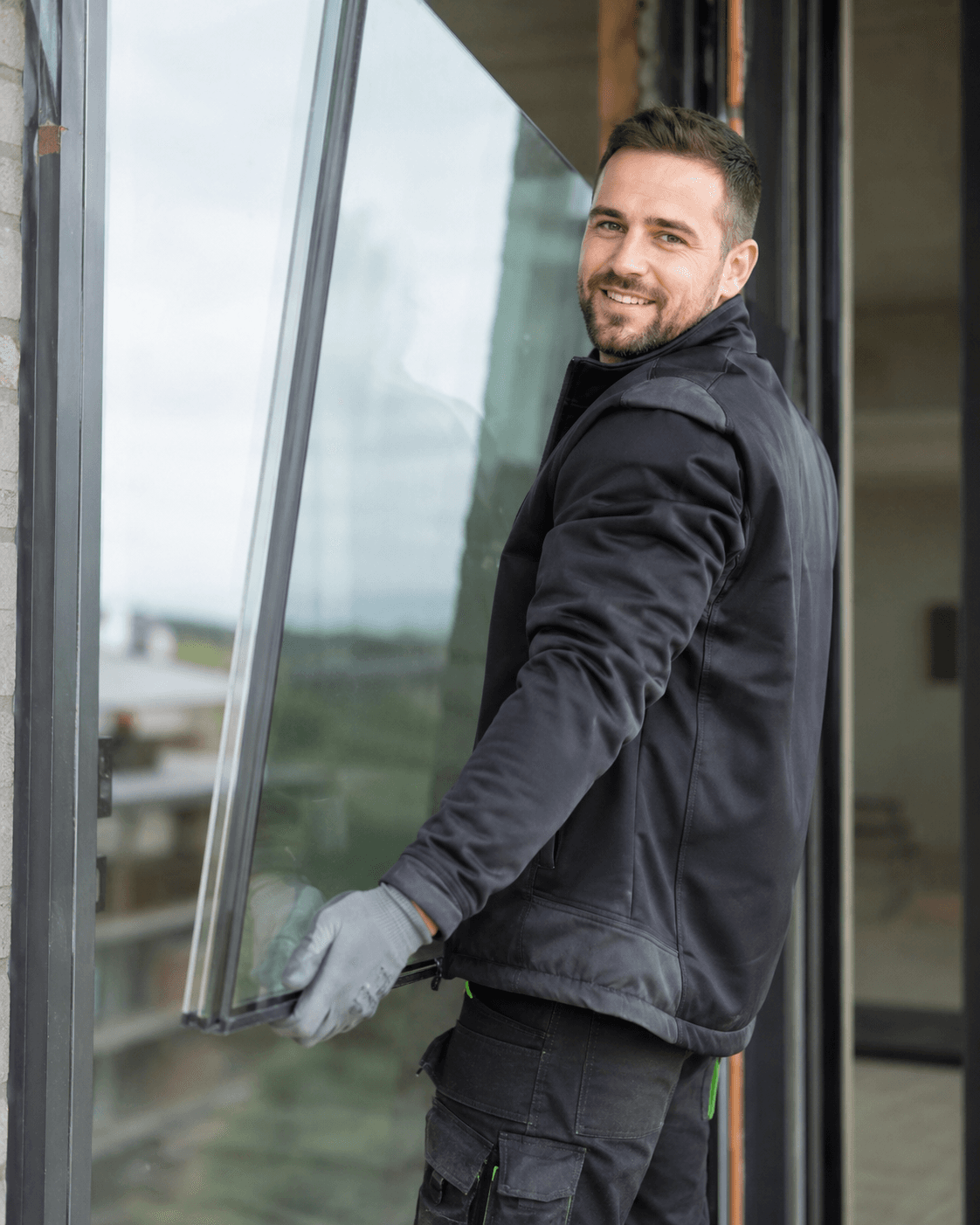 Glaszetter plaatst glas in een kozijn