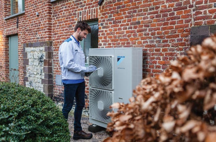 Installateur aan het werk bij een installatie