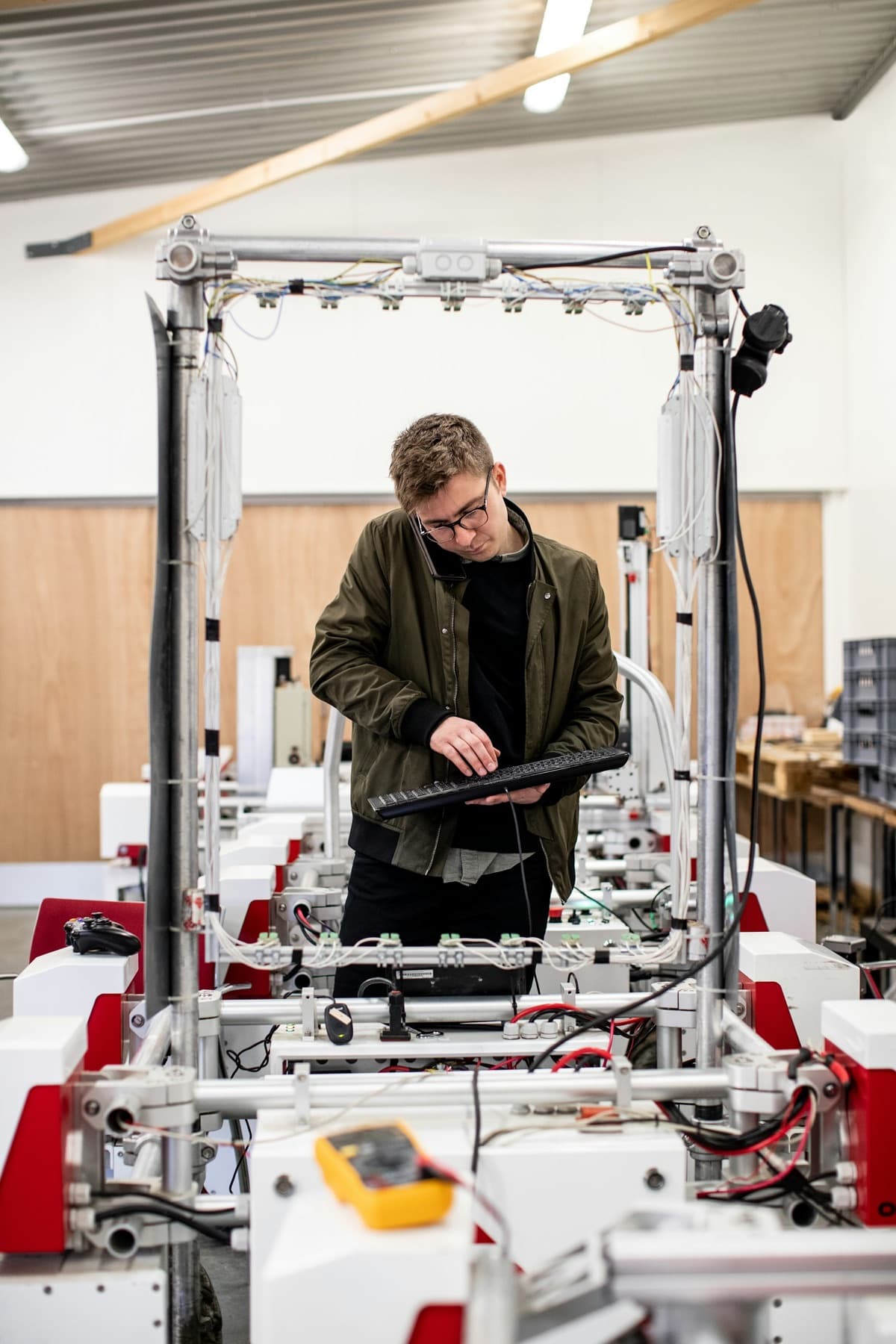 Engineer werkt aan een prototype in een werkplaats